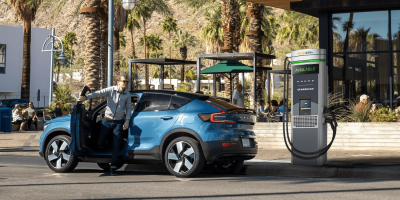 volvo-c40-recharge-pure-electric-chargepoint-ladestation-charging-station-usa-2022-01-min