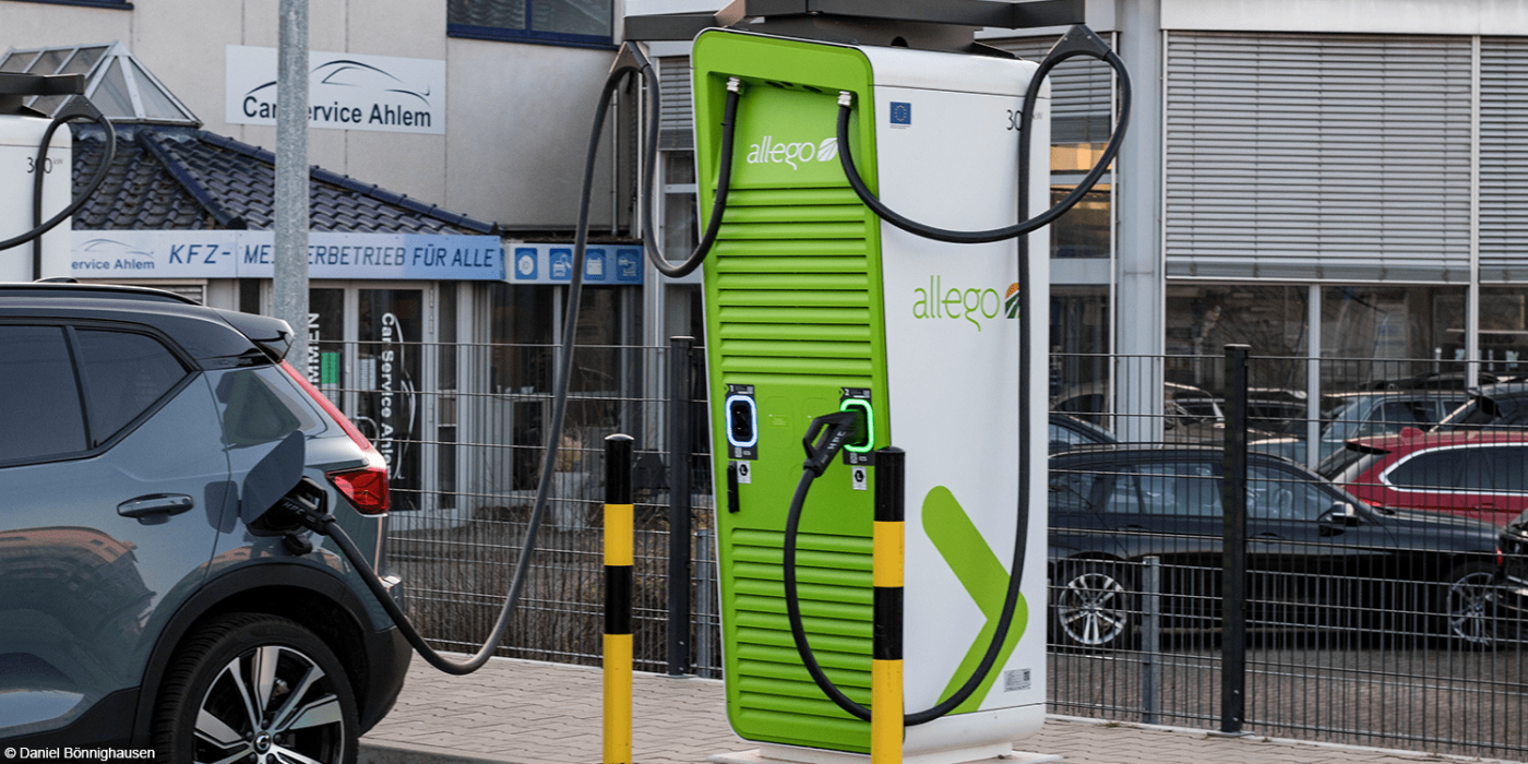 volvo-xc40-recharge-single-motor-fahrbericht-daniel-boennighausen-2022-01-allego-ladestation-charging-station-min
