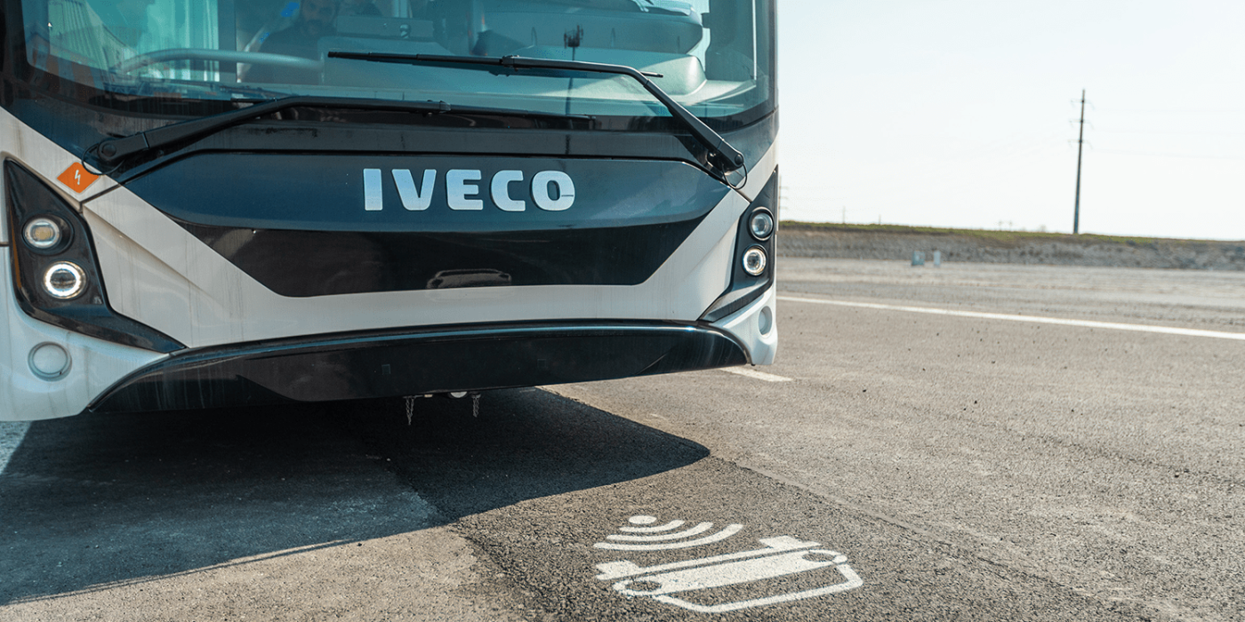 iveco-elektrobus-electric-bus-induktives-laden-inductive-charging-arena-del-futuro-2022-02-min
